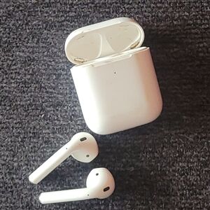 Airpods Gen 1 Earbuds with Charging Case